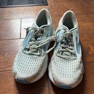 Women’s Brooks running shoes!